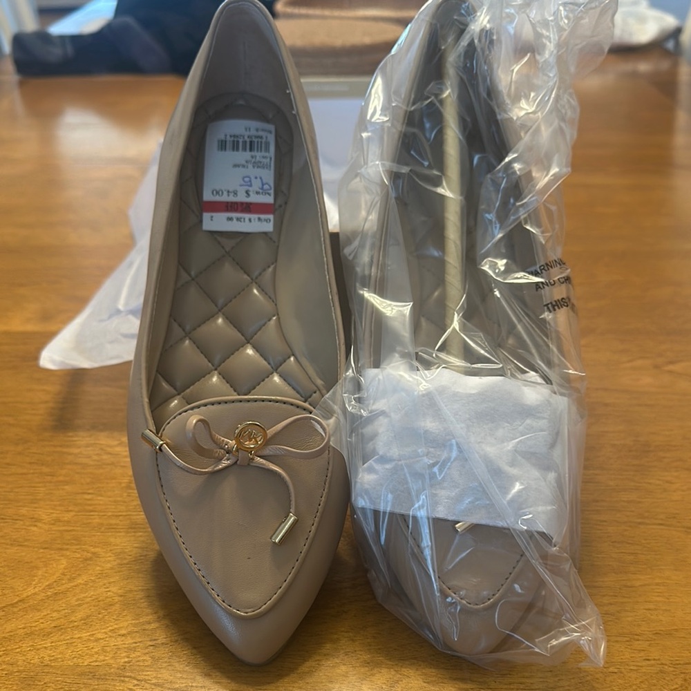Michael Kors Elegant Beige Women's Loafers size 9.5 NWB $129 Nancy